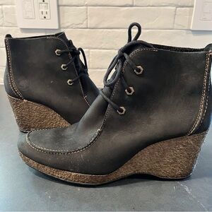 Timberland sz 9.5 monogram Wallaby black leather wedge booties